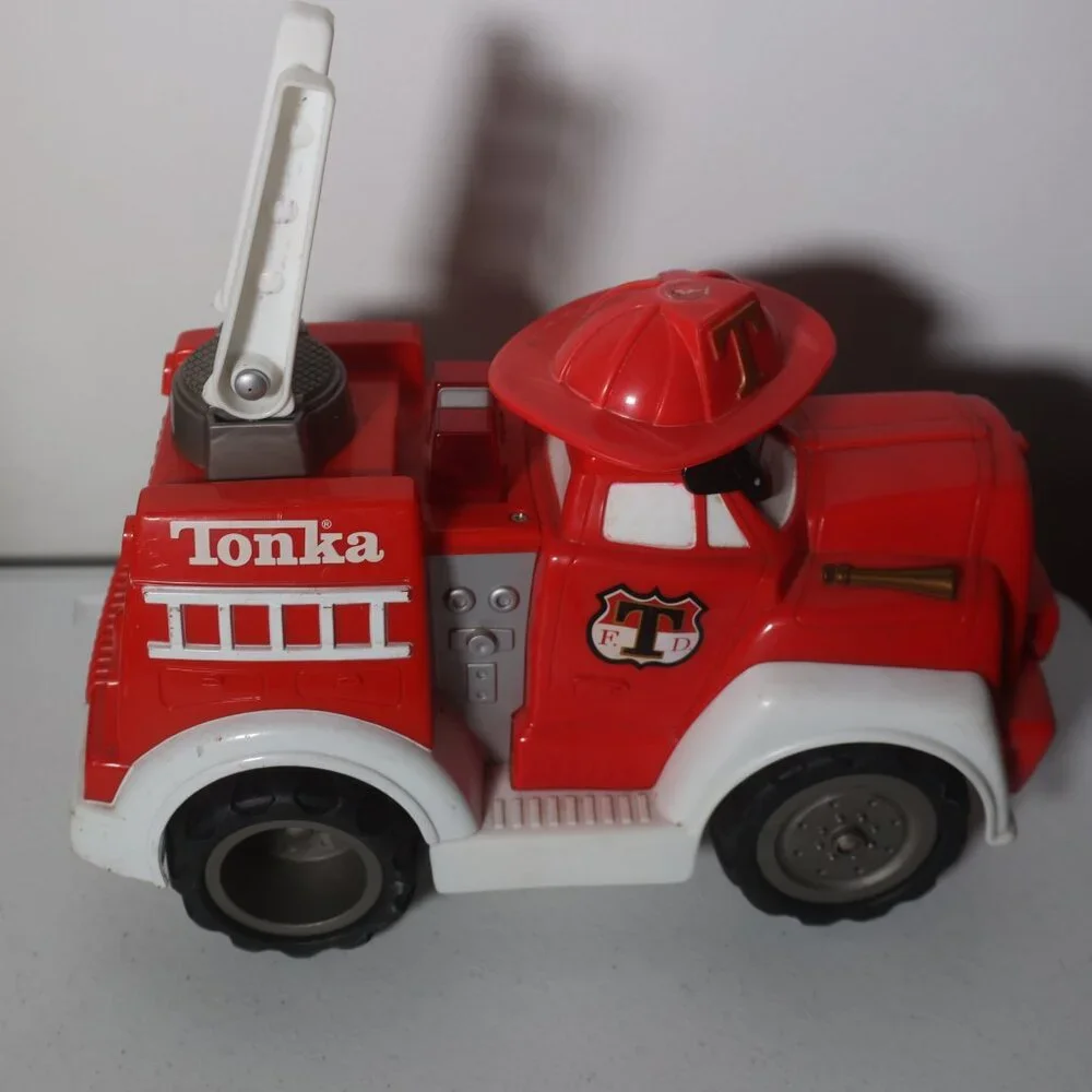 Hasbro 2000 TONKA Chuck My Talking Fire Truck Red Plastic 13